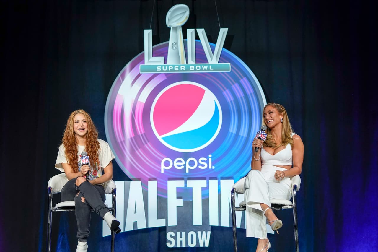Shakira y Jeniffer López están listas para el show de medio tiempo del Super Bowl LIV. A pesar de tener estilos diferentes, el show será todo un complemento. Aseguran que el performance será increíble y lleno de energía.