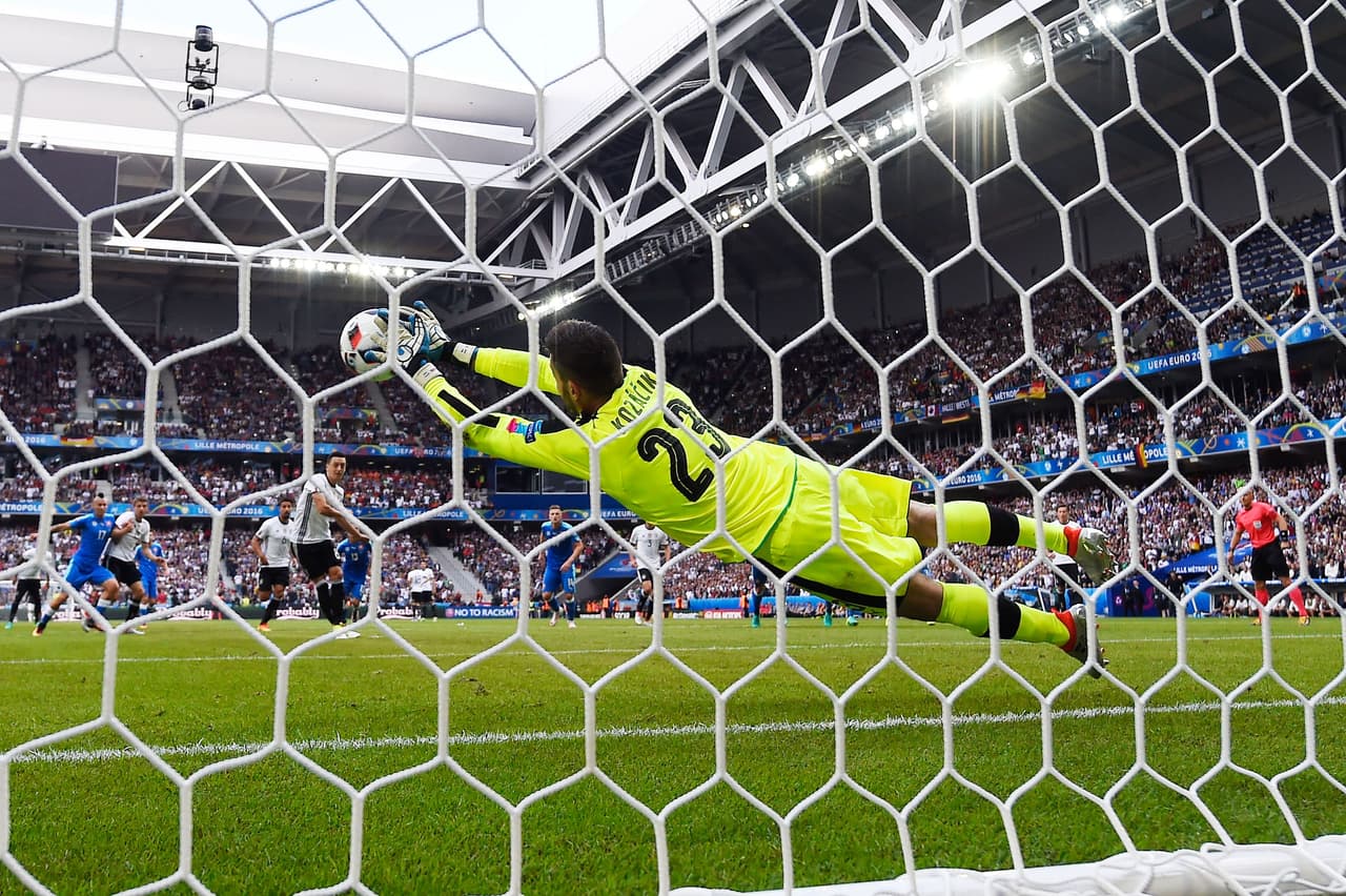 El volante del Arsenal pecaría de confianza, pues cobraría con un disparo telegrafiado que atajaría el portero sin problemas.