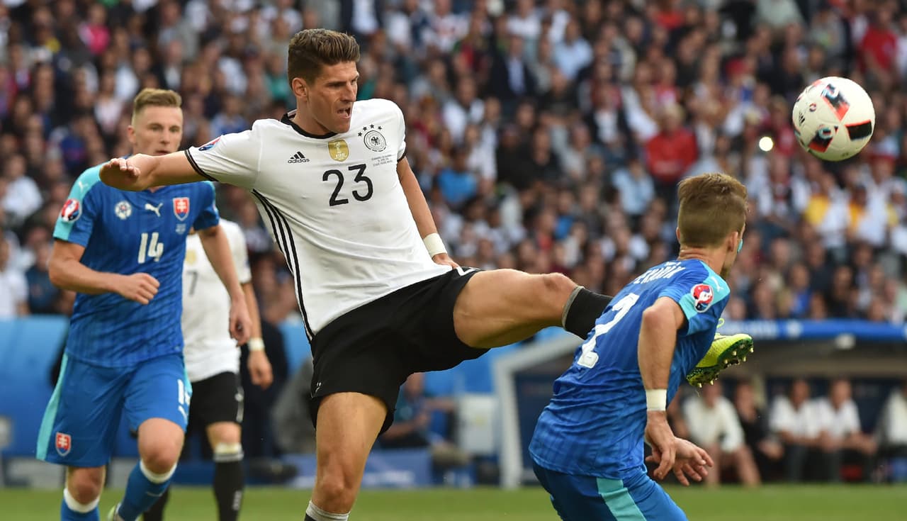 Los germanos no bajarían el ritmo del partido y estarían cerca del segundo gol, ahora desde el punto penal.