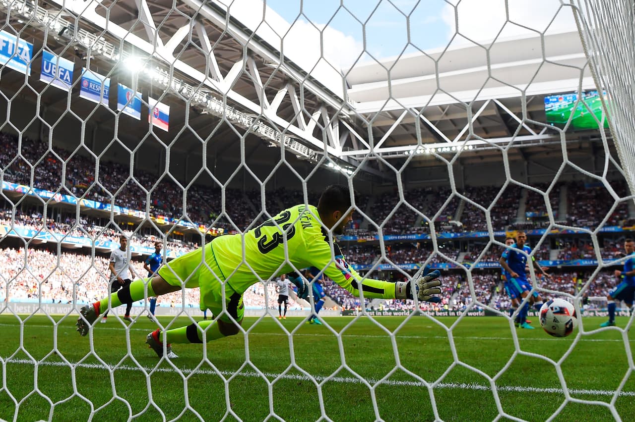 El defensor tomaría un rebote y prendería el balón de aire para mandarla al fondo de las redes pegado al poste derecho.