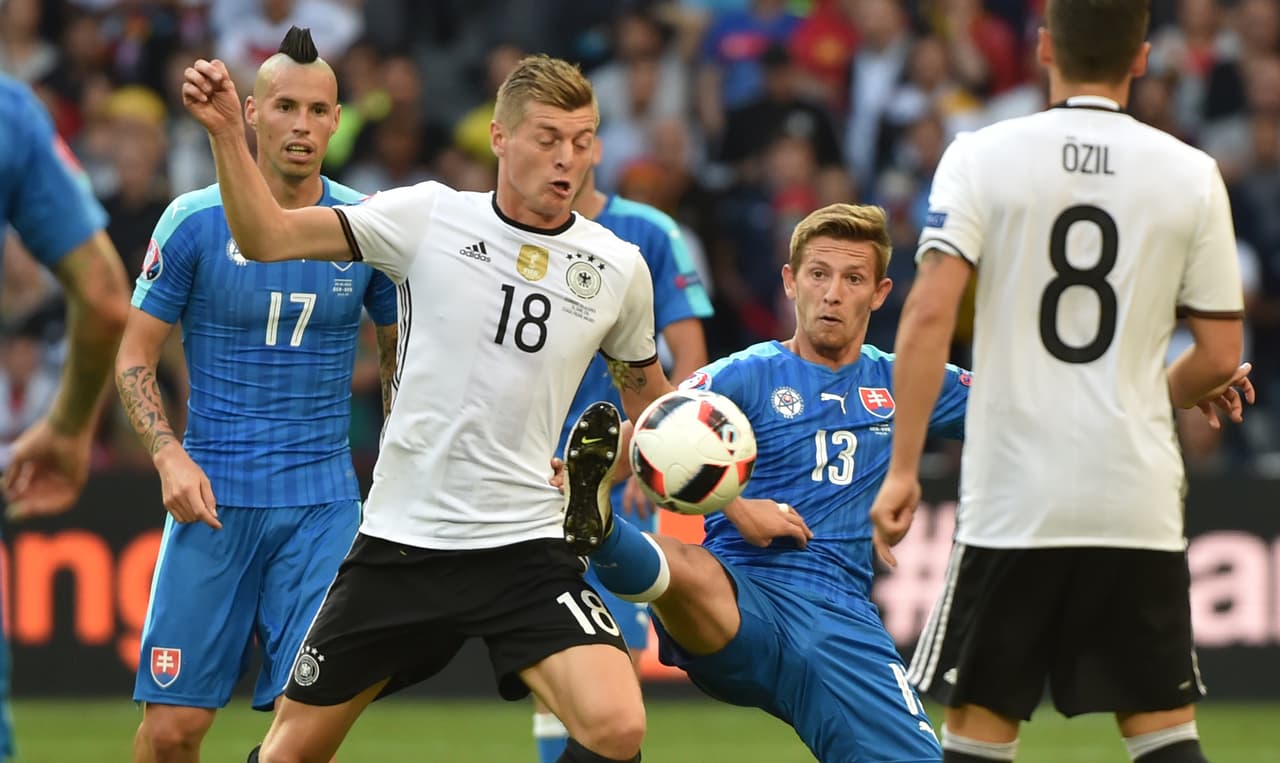 Alemania volvió a demostrar el nivel que lo llevó a la conquista del Mundial hace un par de años con una goleada de 3-0 sobre Eslovaquia.