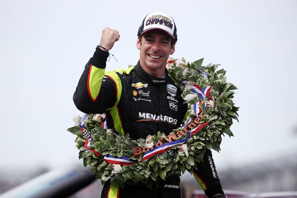 El francés Simon Pagenaud lideró en 116 de las 200 vueltas para coronarse campeón de la edición 108 de la carrera que corresponde a la IndyCar Series. Pagenaud es el primer francés desde que lo hiciera Rene Thomas en 1914. En Indianapolis se registran cinco ganadores franceses, aunque Gil de Ferran en 2003 y Gaston Chevrolet en 1920, aunque nacieron en Francia, se les tiene tomados en cuenta como de otras nacionalidades. Estas son las mejores imágenes de la carrera y los festejos de Pagenaud del equipo de Roger Penske.