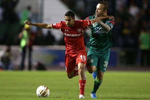 "scar Rojas, de Toluca, protege la pelota ante la marcación de Matías Vuoso.