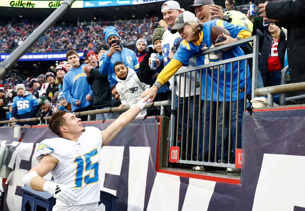 Chargers califica a los Playoffs con actuación histórica de McConkey