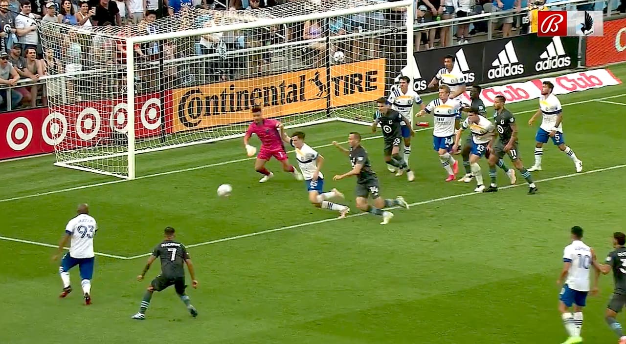 Brent Kallman perfora las redes con un mágico zurdazo