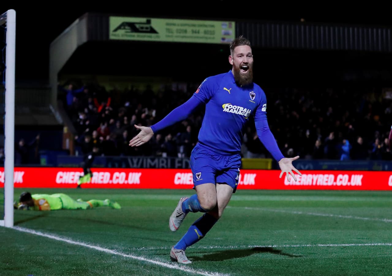 El lateral Scott Wagstaff tuvo una noche inspirada, anotando el 3-0 para el AFC Wimbledon de tercera división sobre el West Ham al minuto 46.