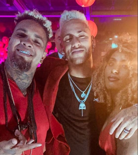 Neymar, con su lesión en el pie, se las arregló para disfrutar cada segundo de su fiesta.