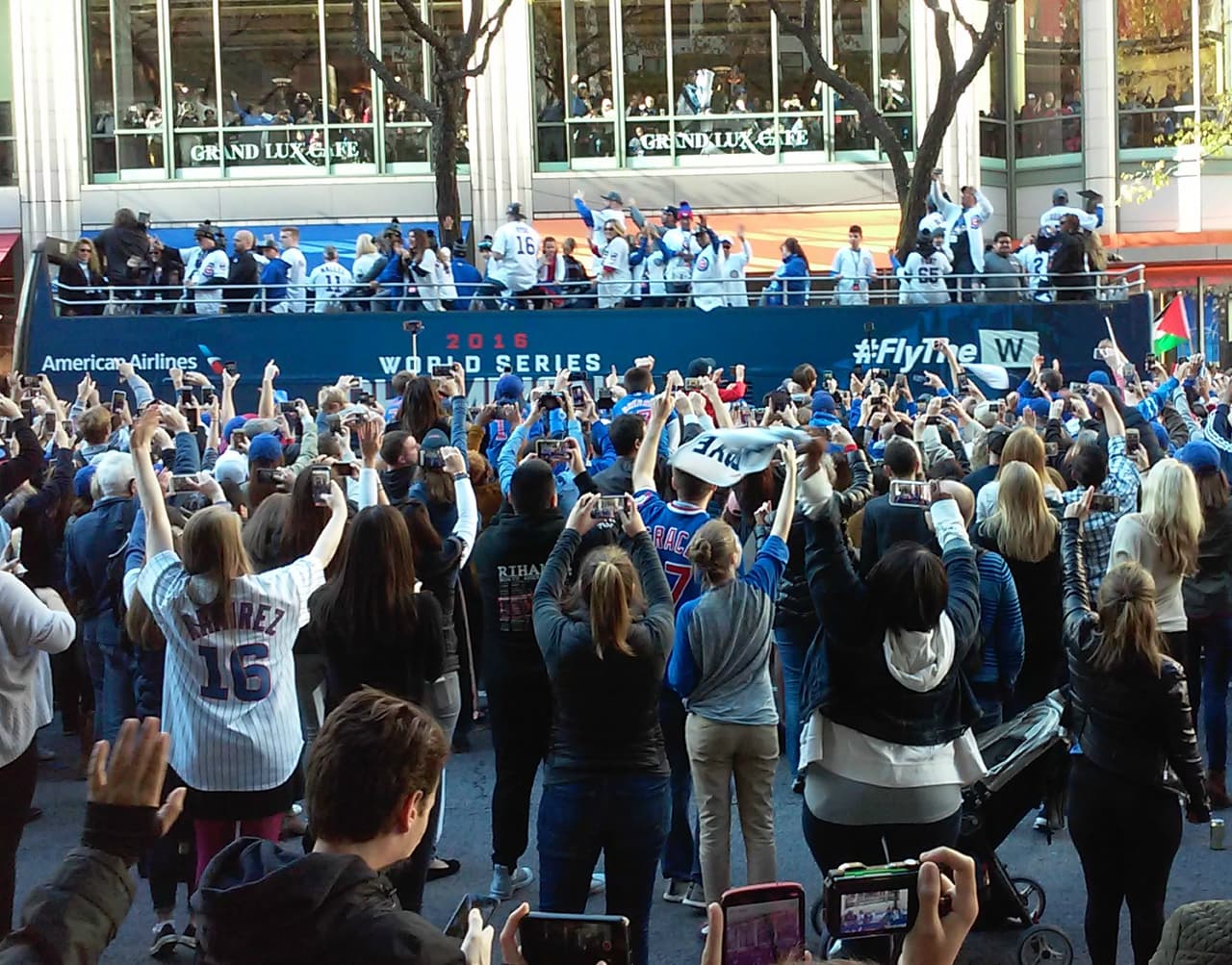 Miles de fanáticos de los Cubs salieron a la Milla Magnífica para ser parte del histórico desfile de la victoria por la Serie Mundial