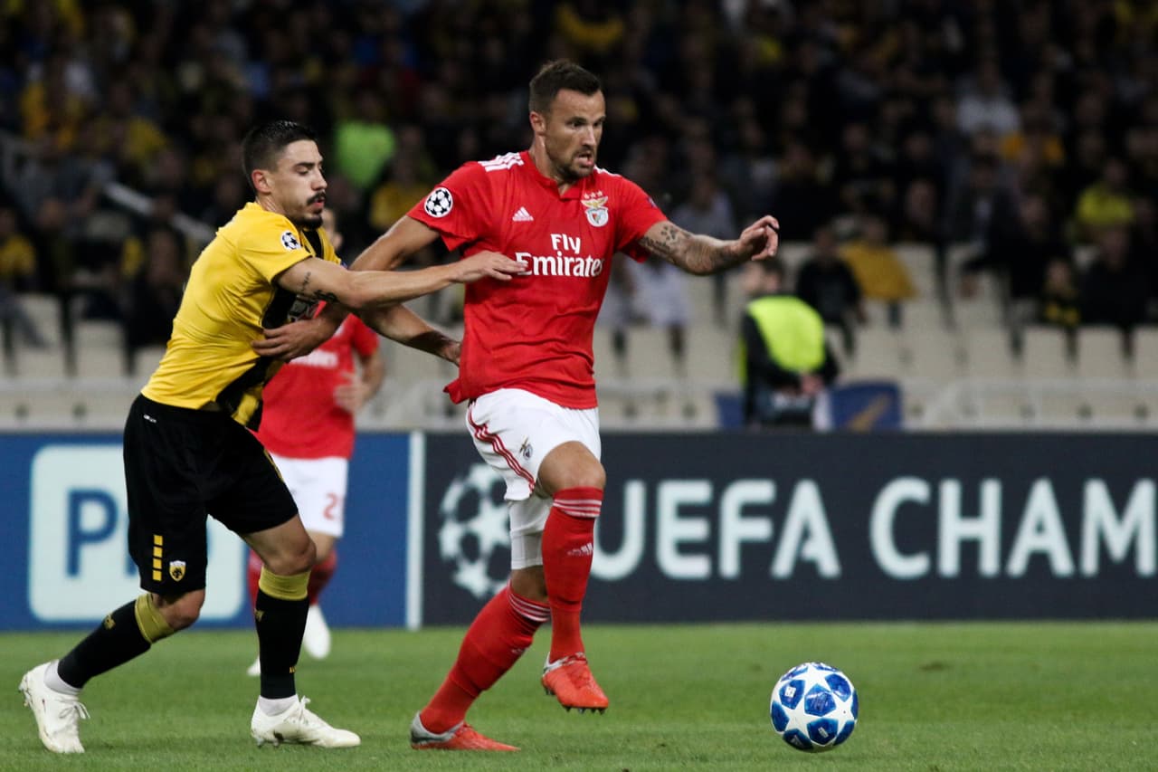 Benfica había perdido en Lisboa por 2-0 con Bayern Múnich, mientras que el AEK cayó con el Ajax por 3-0. Un partido de perdedores en el grupo E.