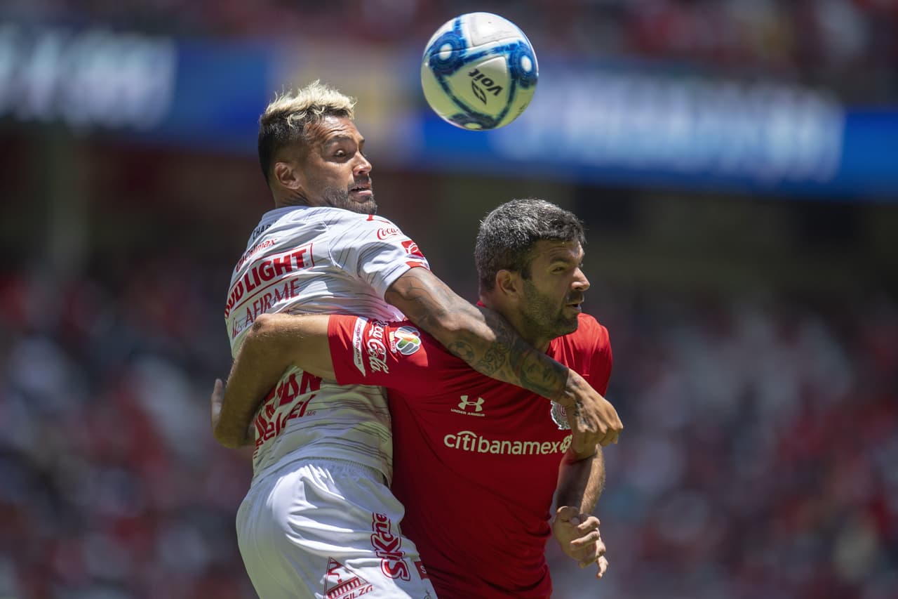Julián Velázquez de Tijuana tratando de ganar el esférico.