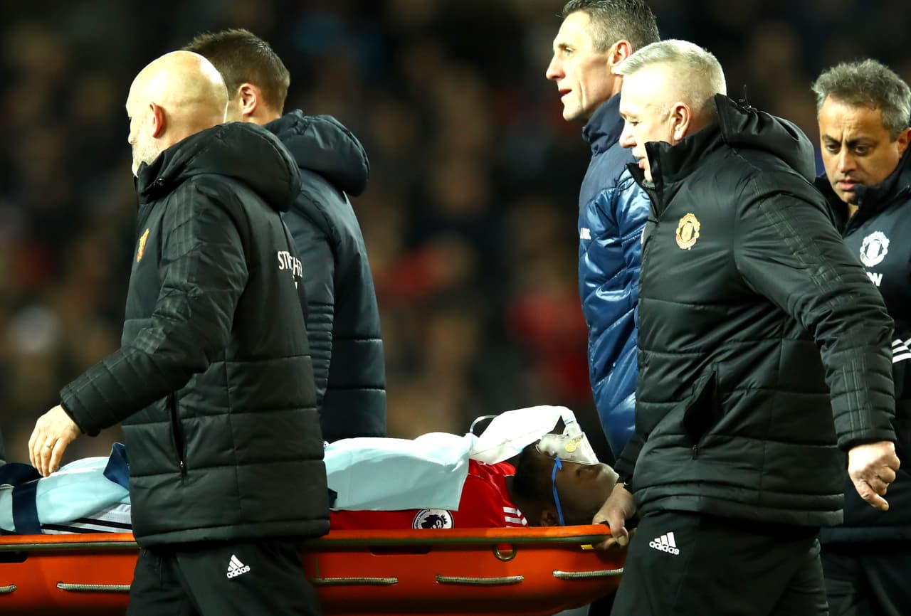 ¡Alerta en Old Trafford! Lukaku salió en camilla 