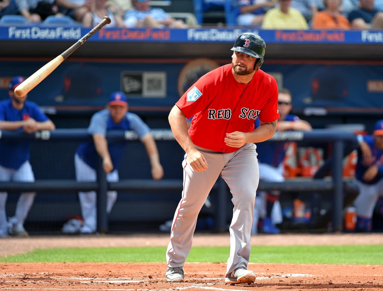 Con la satisfacción de haber exprimido el brazo del lanzador, el inicialista de los Boston Red Sox Sam Travis, se dirige a la primera base luego de conseguir una base por bolas.