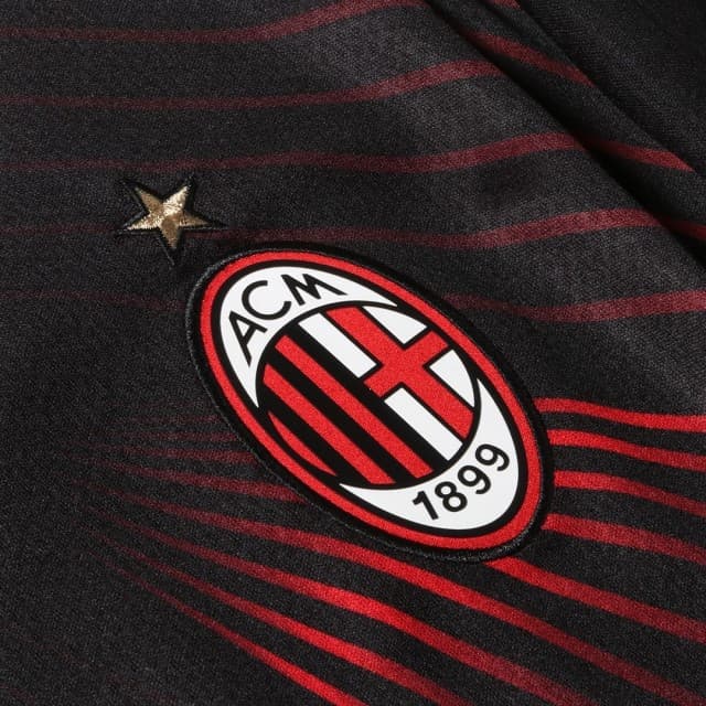 Los Rossoneros ya tienen su tercera piel para la siguiente temporada en la que esperan recuperar su lugar como un gran de Italia. La playera cuenta con un diseño de ondas en diferentes sentidos con el negro y rojo como protagonistas.
