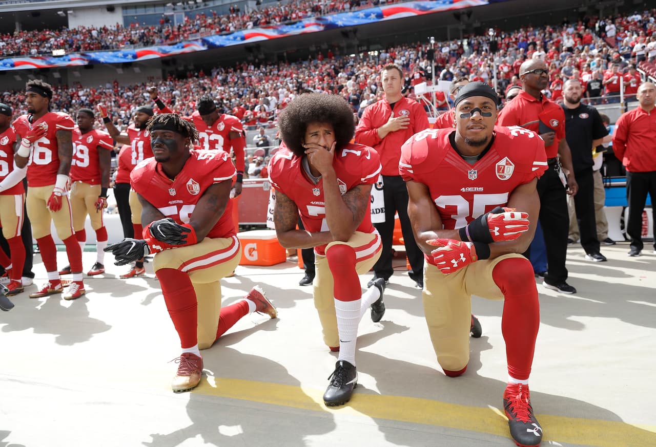 'No voy a ponerme de pie para demostrar orgullo por la bandera de un país que oprime a las personas de color', comentó Colin Kaepernick al ser cuestionado sobre su actitud ante el himno de Estados Unidos.