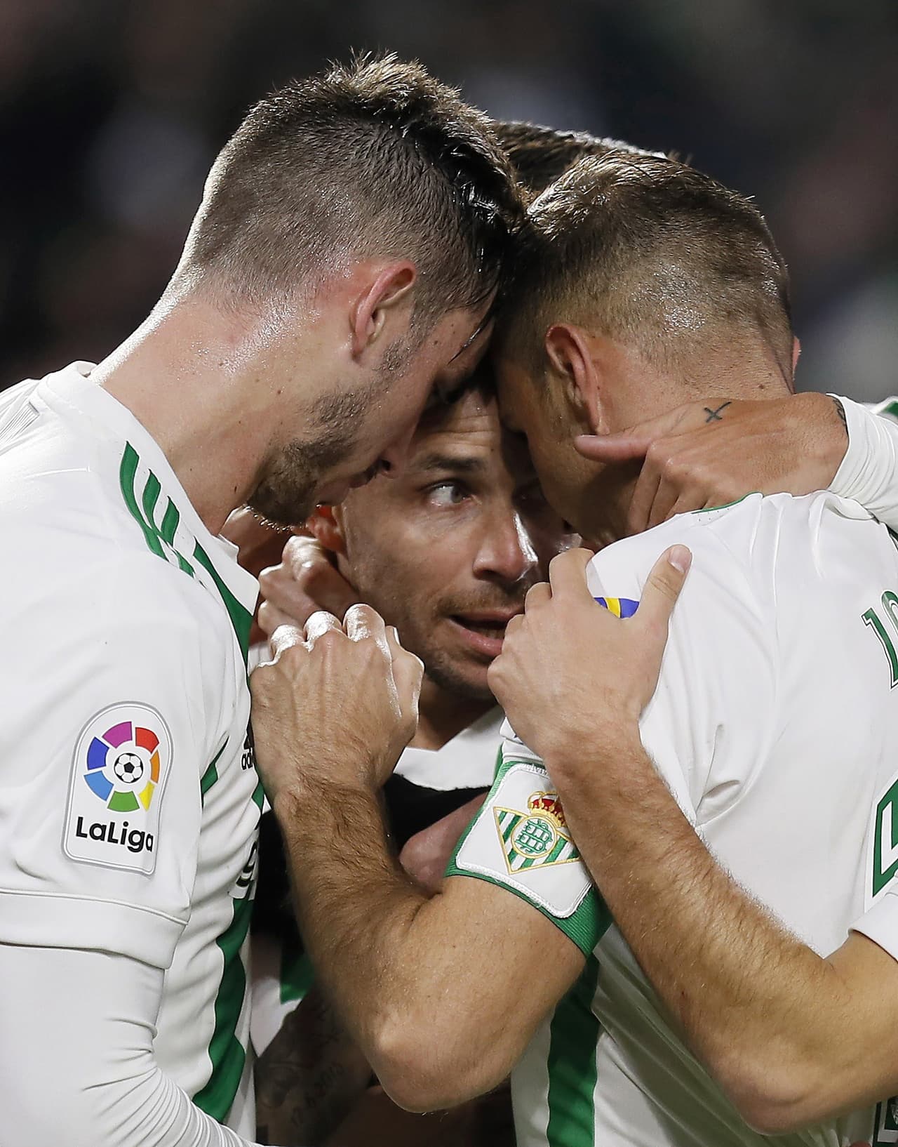 GRAF2786. SEVILLA, 15/01/2018.- El delantero del Real Betis Rubén Castro (c) celebra con sus compañeros su gol, tercero de su equipo ante el Leganés, durante el partido de la decimonovena jornada de Liga en Primera División que se disputa hoy en el estadio Benito Villamarín, en Sevilla. EFE/José Manuel Vidal.