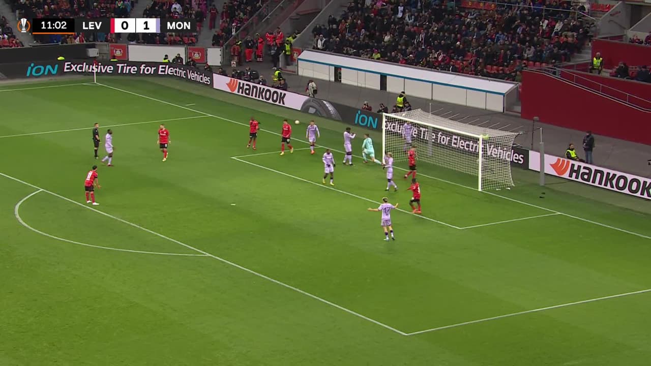 ¡TIRO ATAJADO! disparo por Moussa Diaby.