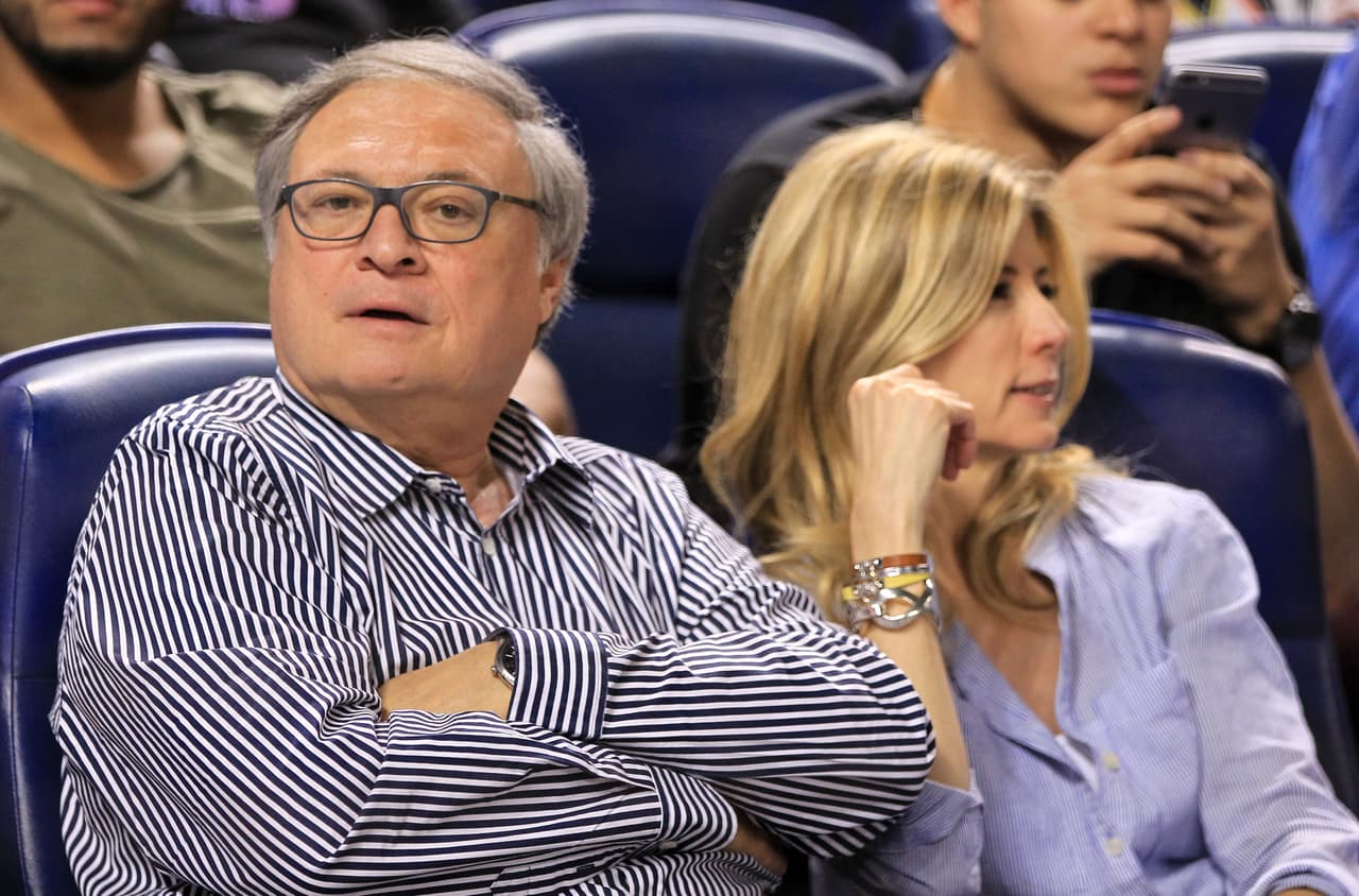 El dueño actual del equipo, Jeffrey Loria, declaró que la oferta presentada por el grupo de Jeter y Bush por U$1,300 millones fue la más alta.