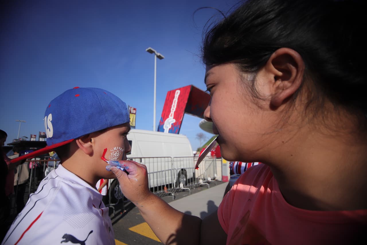 Pintura facial y mucha energía para acompañar a Chivas en casa.