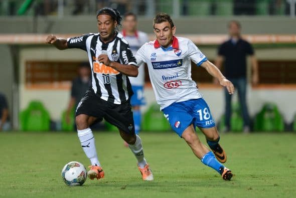 Un año después el atacante brasileño sería fichado por el Atlético Mineiro, el 9 de junio del 2012 marcaría su debut con el equipo de Belo Horizonte.