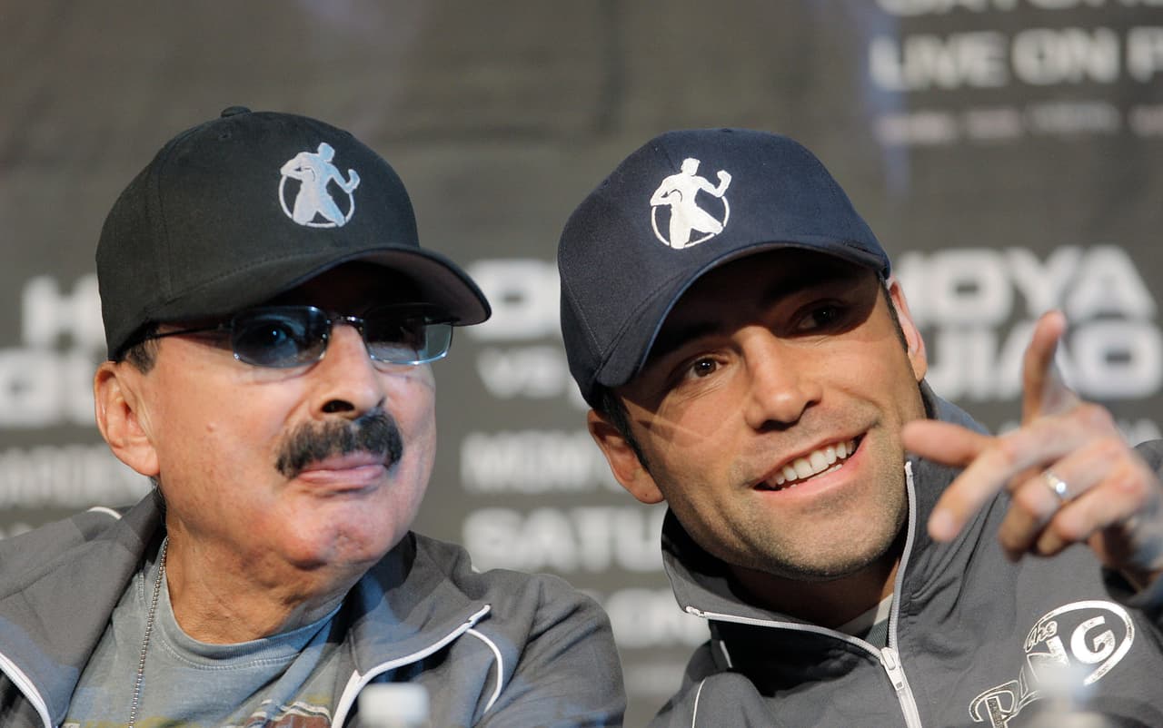 FILE - In this Dec. 6, 2008, file photo Mexican trainer Ignacio "Nacho" Beristain, left, attends a news conference with boxer Oscar De La Hoya, at the MGM Grand in Las Vegas. Beristan was selected Tuesday, Dec. 7, 2010, for induction into the International Boxing Hall of Fame and Museum. (AP Photo/Jae C. Hong, File)