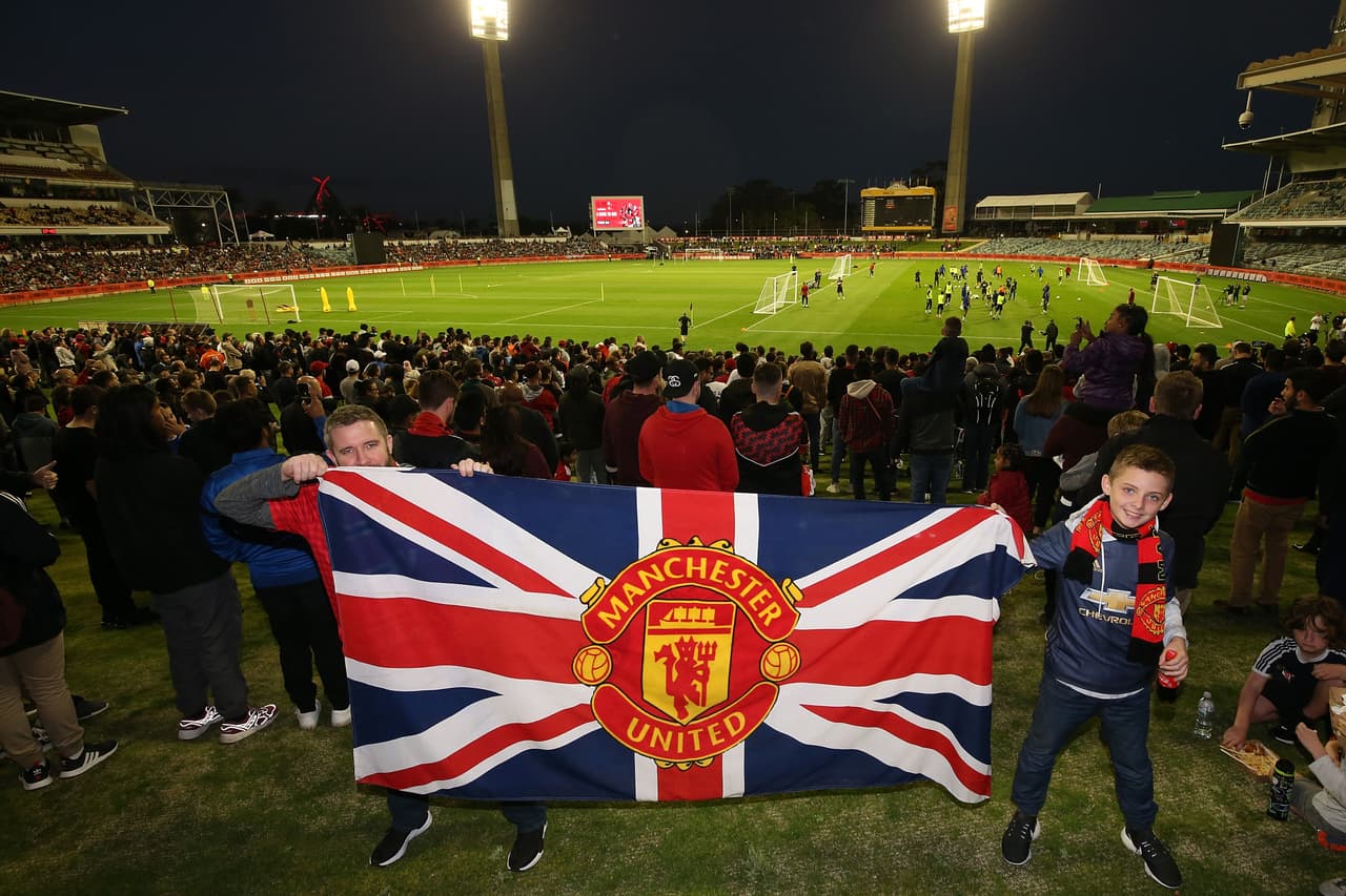 Manchester United entrenó este jueves a puertas abiertas en Perth, Australia, para tener contacto con los cientos de aficionados que llegaron hasta el WACA Ground. Paul Pogba, aún sin definir su futuro, fue uno de los más aclamados tomándose fotos y firmando autógrafos a quienes se lo pidieron. Los Diablos Rojos enfrentarán al Perth Glory y al Leeds United en esta gira por suelo australiano.