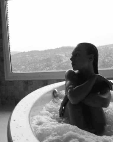 El día de ayer, la actriz española compartió una foto en blanco y negro, dentro de la tina.