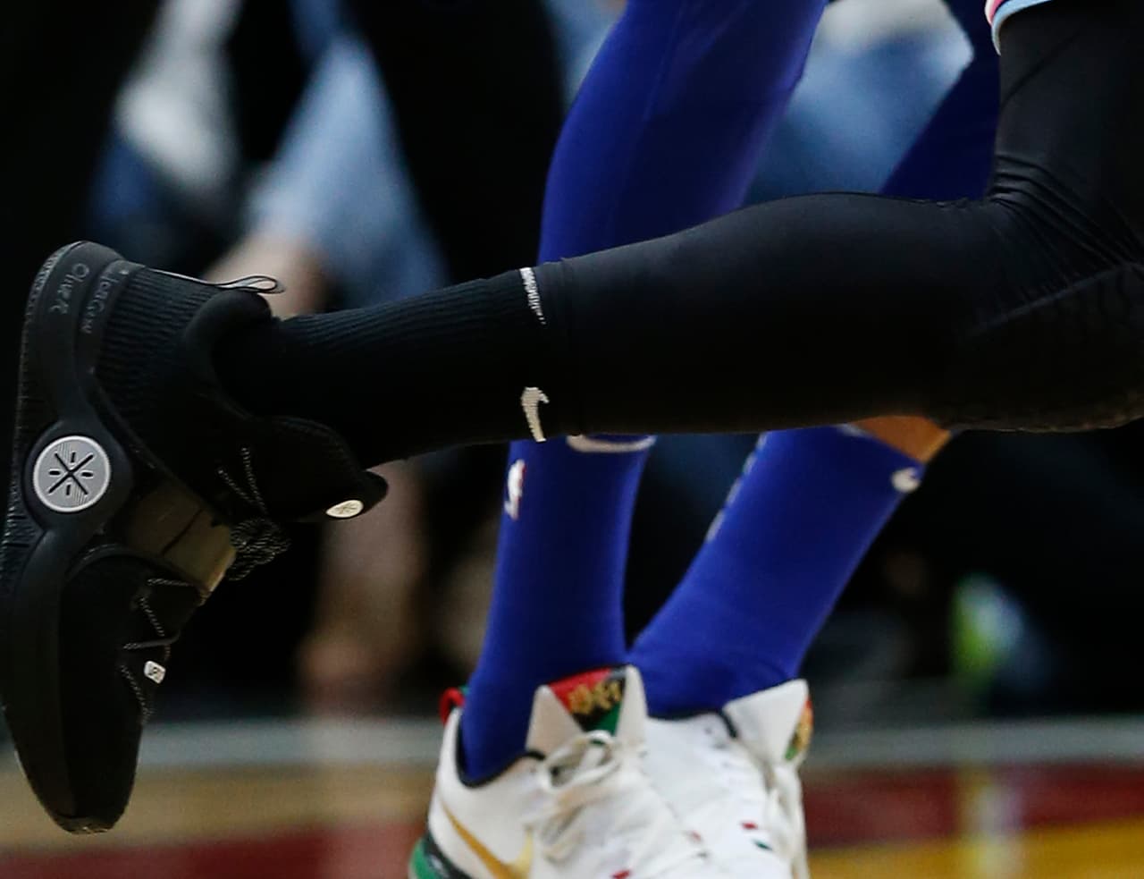 De hecho, el líder de Miami Heat llevó unas zapatillas como homenaje al joven asesinado, quien fue enterrado con una playera número '3' de Wade, algo que conmovió al jugador.