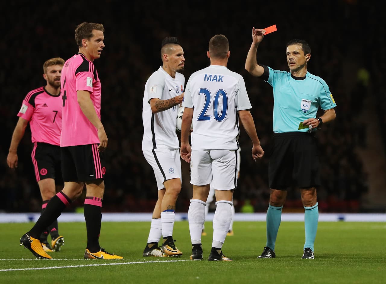 9: Milorad Mazic de Serbia. Es árbitro internacional FIFA desde 2009 y ha sido mundialista.