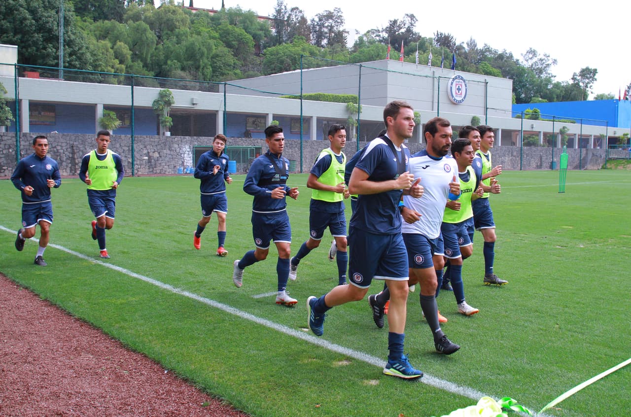 Este martes 25 de junio los integrantes del Cruz Azul se entrenaron en La Noria con Pedro Caixinha dirigiendo la práctica. Estuvo presente Ricardo Peláez, director deportivo del equipo Celeste. En el entrenamiento estuvieron ausentes los jugadores que pertenecen a alguna selección del continente americano que por ahora disputan la Copa Oro o la Copa América. Pero se vio a los lesionados Elías Hernández y Stephen Eustaquio integrados de lleno. Estuvieron también jugadores como Édgar Méndez y Martín Cauteruccio, vinculados a salir del club. Esto fue lo que hizo La Máquina hoy.