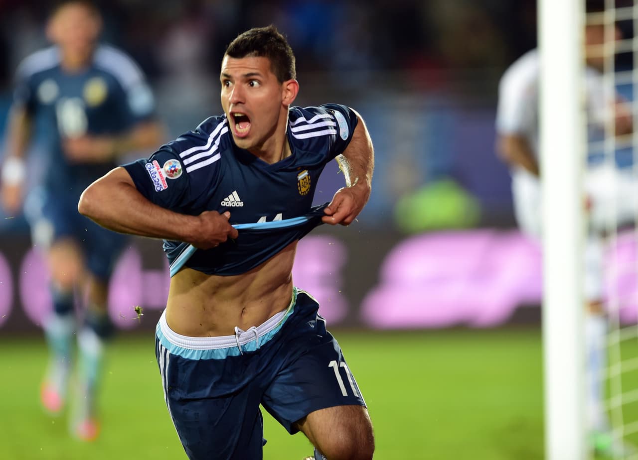 El 'Kun' padeció un traumatismo en el hombro ante Uruguay.