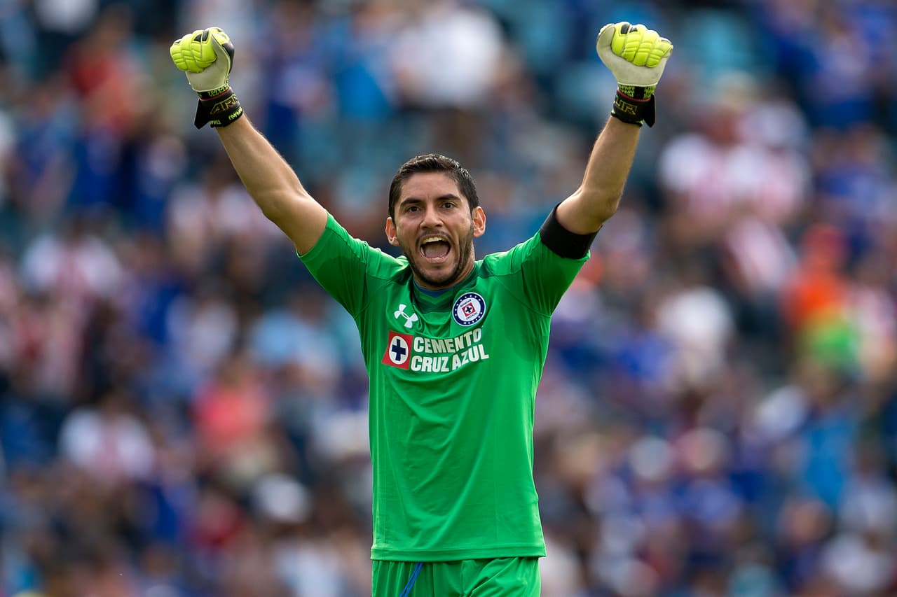 "Chuy" Corona es el símbolo máximo del equipo y su emoción ante la victoria parcial fue muy evidente.