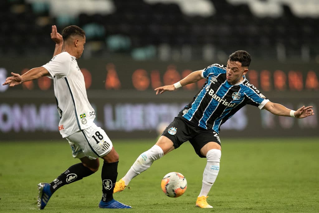 Con gol de penal al minuto 90+12, Gremio consigue un valioso empate en casa frente a Santos en la ida de los cuartos de final.