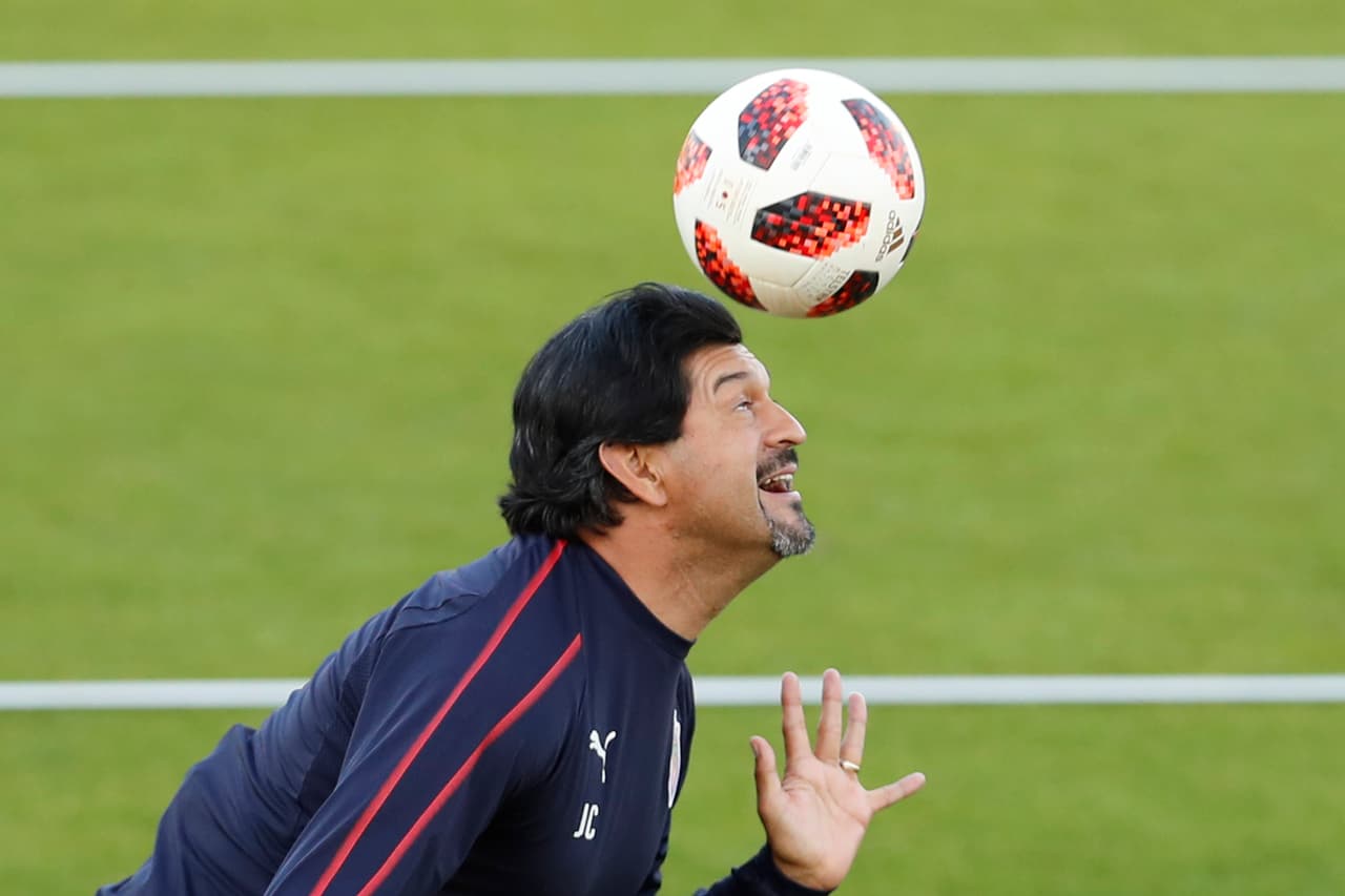 Hasta Cardozo se animó a hacer dominadas con la pelota. Muy buen ambiente se vive en Chivas.