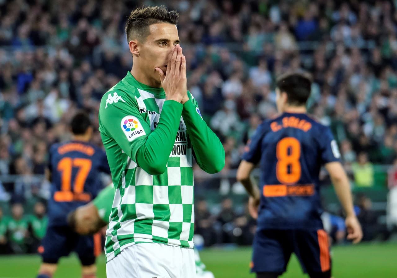 El centrocampista del Real Betis Cristian Tello fue protagonista en el primer tiempo, aquí lamentando una ocasión desperdiciada.