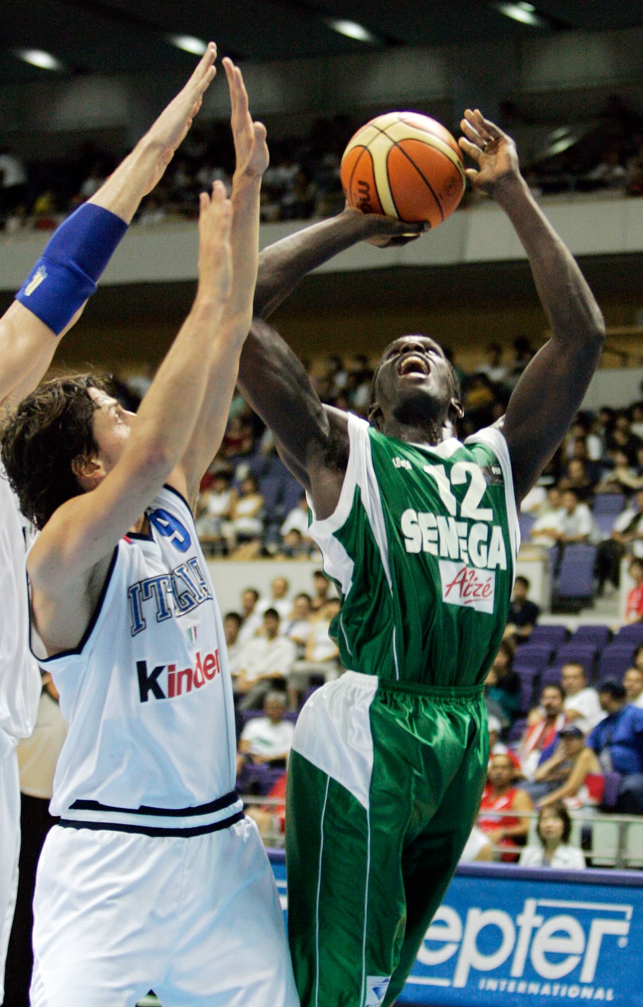 <b>Sitapha Savané (Senegal) -</b> Jugó 18 años y 15 de ellos fue en el baloncesto español con equipos representativos como Gran Canaria y Estudiantes de Madrid. Disputó el Mundial del 2006 con su país e inició su carrera en Navy Midshipmen de la NCAA.