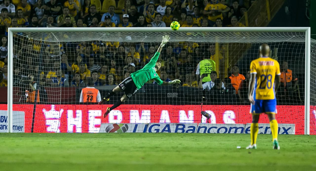 Gibrán Lajud, portero de Tijuana, se lució atajando este remate, que pudo hacer la diferencia aun más amplia.