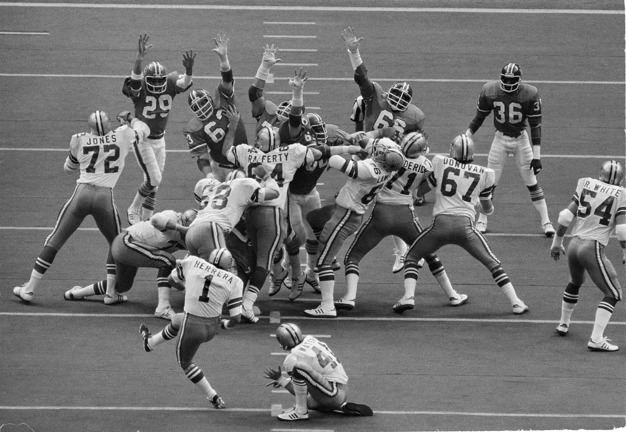 Super Bowl XII (Dallas Cowboys 27-10 Denver Broncos) | El Superdome de New Orleans es la sede del SB. MVP: Randy White/Harvey Martin (DT/DE Dallas). Costo comercial de 30 segundos: 162 mil dólares.