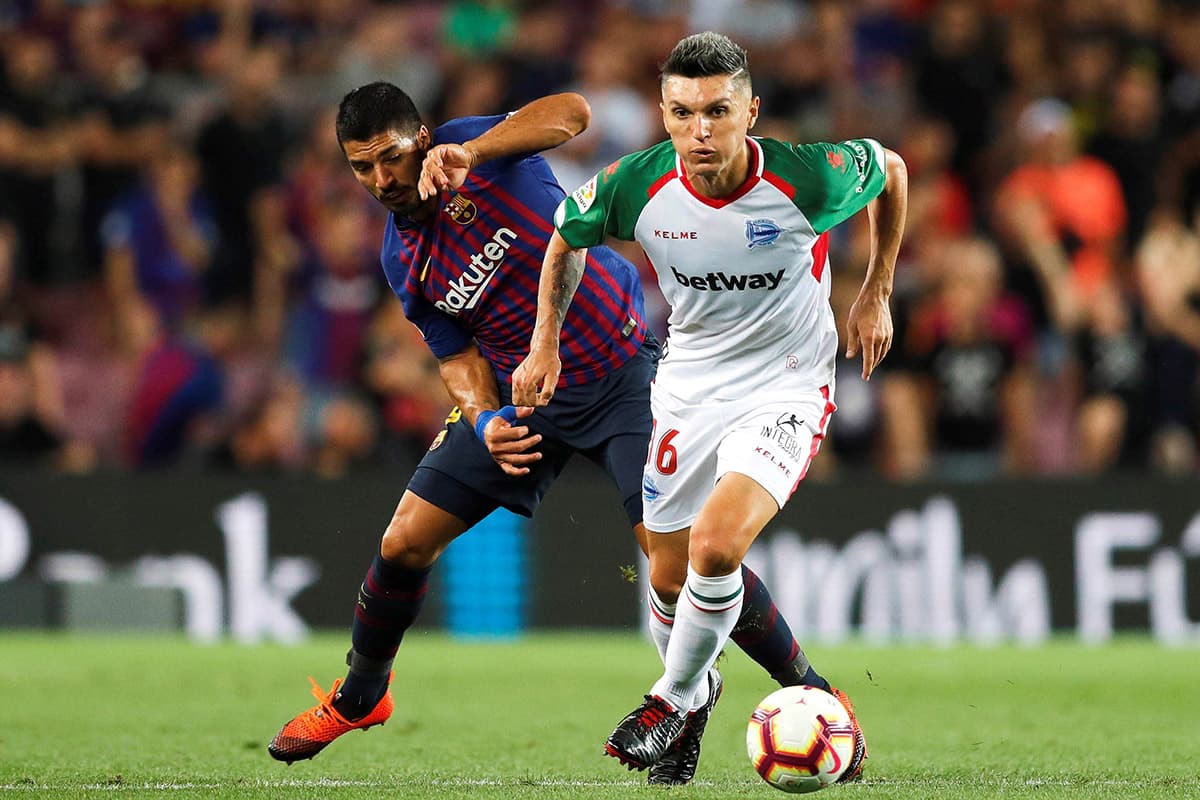 Uno de los mejores del Deportivo Alavés fue el mediocampista colombiano Daniel Torres (derecha), ganando el duelo al uruguayo Luis Suárez del Barcelona (izquierda).