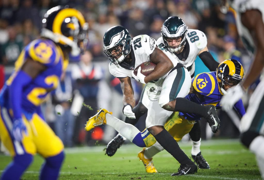 En la primera serie ofensiva de la segunda mita, los campeones timbraron de nuevo. Una carrera de 9 yardas de Wendell Smallwood puso en ventaja s los Eagles 20-13.
