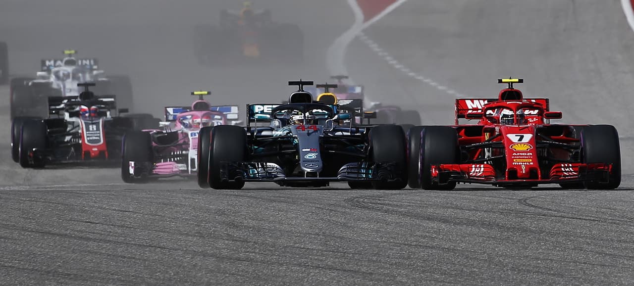 Rueda a rueda, en la primera curva, Kimi Rakkonen (derecha) le quitó el primer lugar de la carrera a Lewis Hamilton.