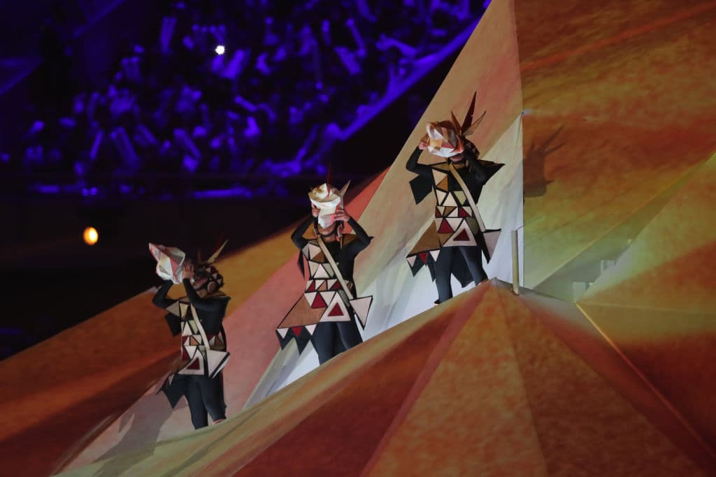 Bailarines escenifican a los caballitos de Totora.