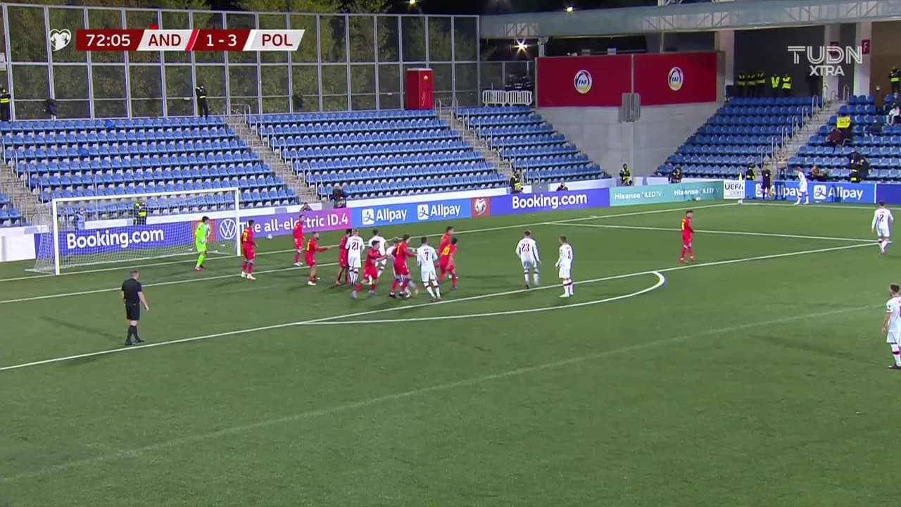 ¡Doblete de Lewandowski! Cabezazo para el 1-4 de Polonia