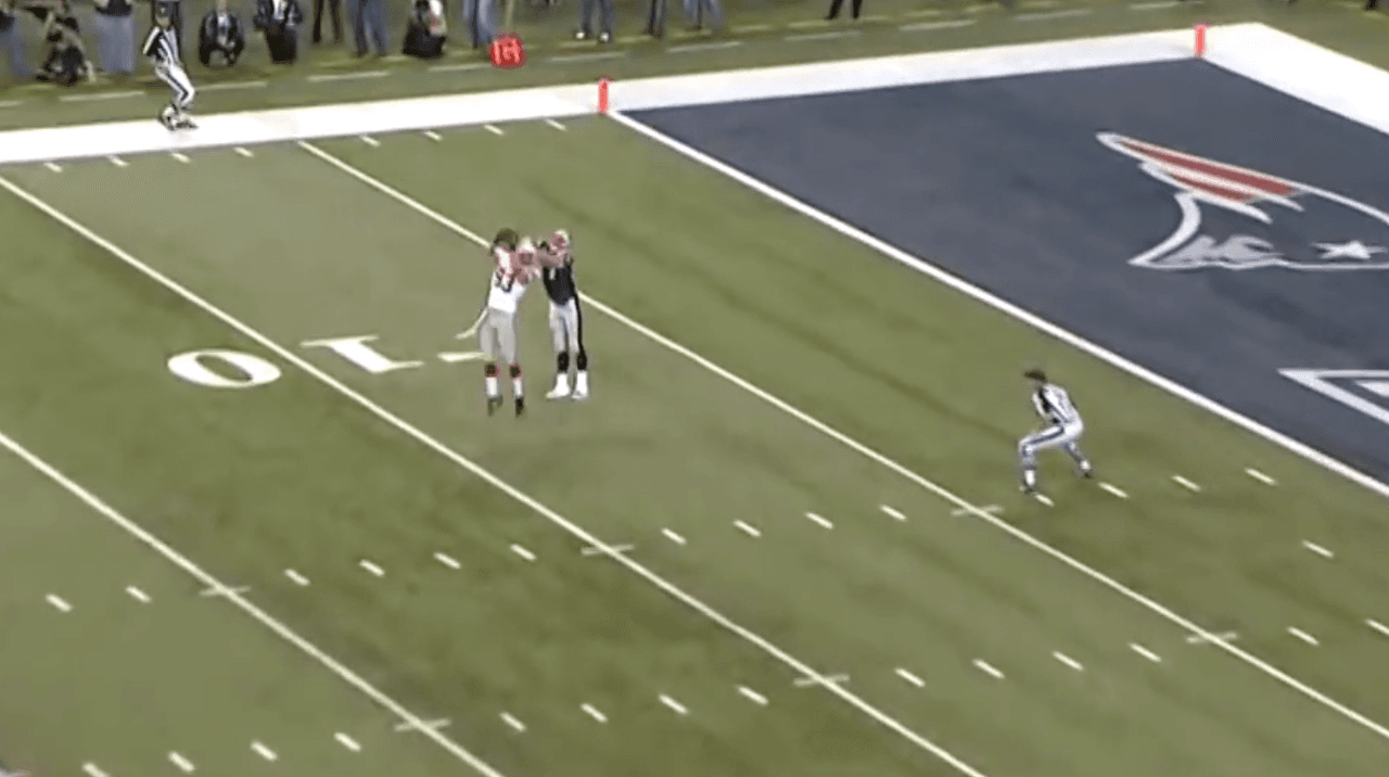 El linebacker de los Giants, Chase Blackburn intercepta el pase de TB12. Ahí cambia el destino del partido.