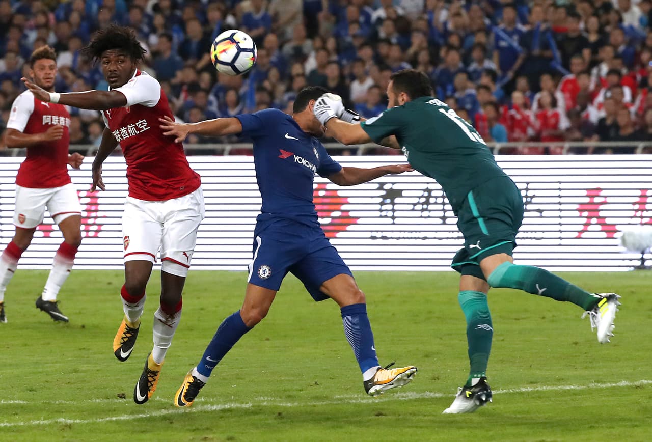 El incidente se presentó en el minuto 27 de la primera mitad, cuando Pedro chocó con el portero rival, el colombiano David Ospina.