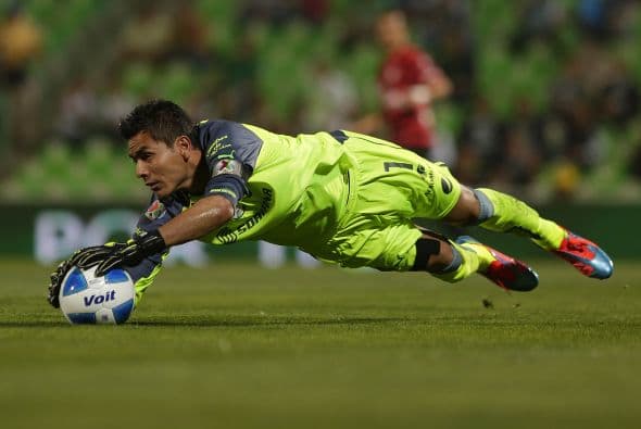 Desde 1993 vistió camisetas del Tri, jugó en el Mundial Sub 20 de Australia 1993, dónde México se quedó en cuartos de final.