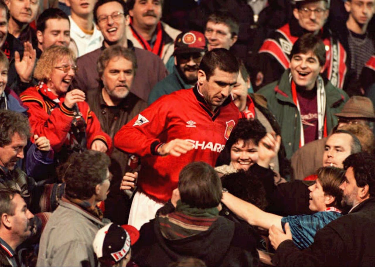 Eric Cantona, futbolista francés, es recordado por propinar una patada voladora a un aficionado.