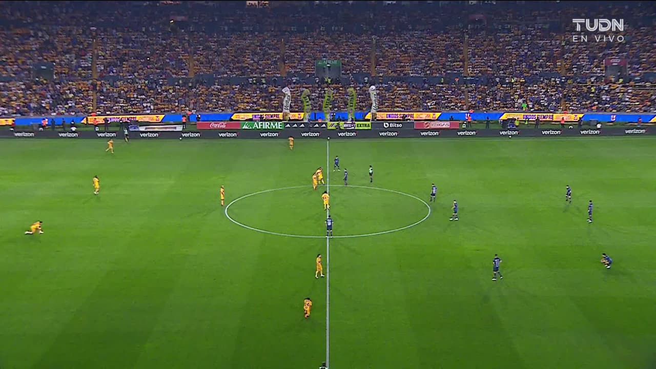 Arranca el partido y la pelota está en juego.