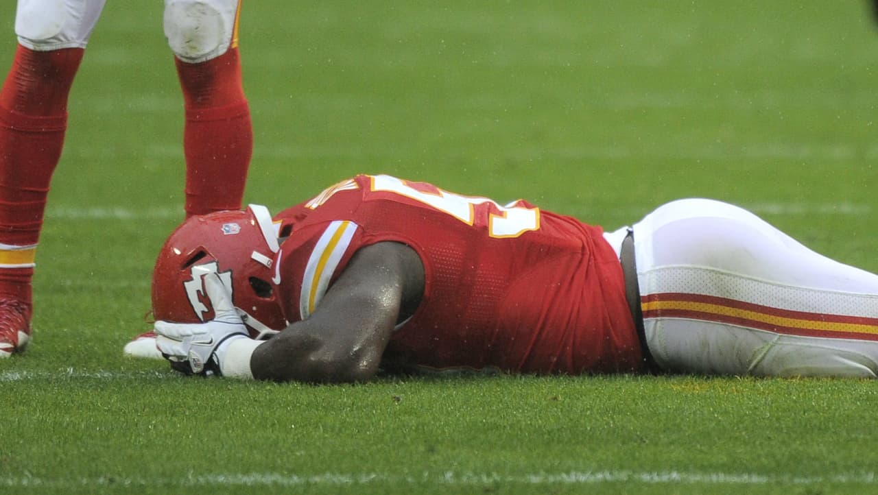 Justin Houston tiene hiperextensión en una rodilla, podría regresar en los playoffs