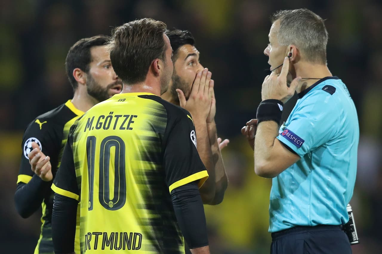 Protestó todo el Dortmund, pero Kuipers hizo caso omiso y siguió con el partido.