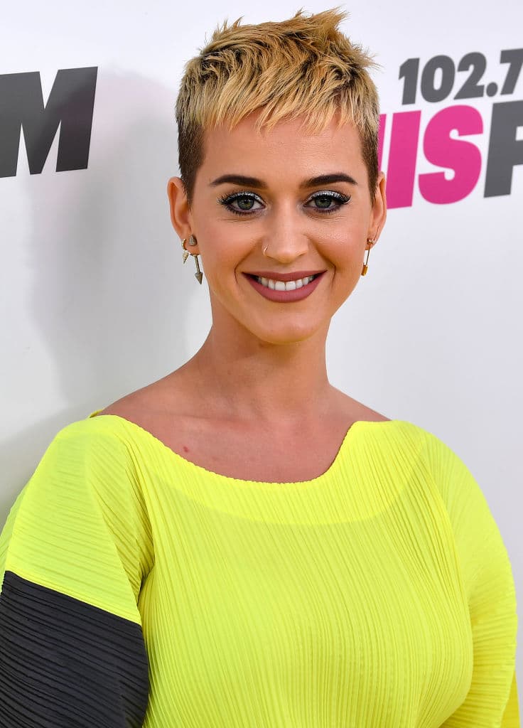 Aunque Perry mantuvo su atuendo discreto, no se avergonzó de mostrar su anillo.